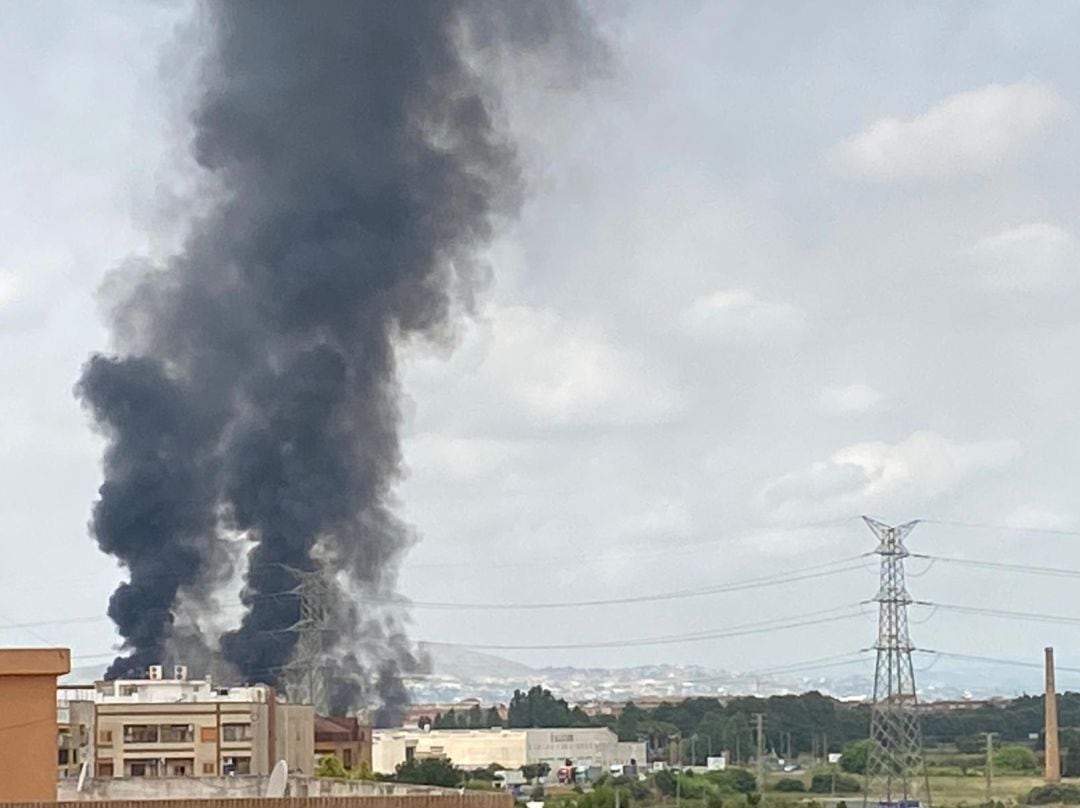 La columna de humo es visible desde localidades cercanas