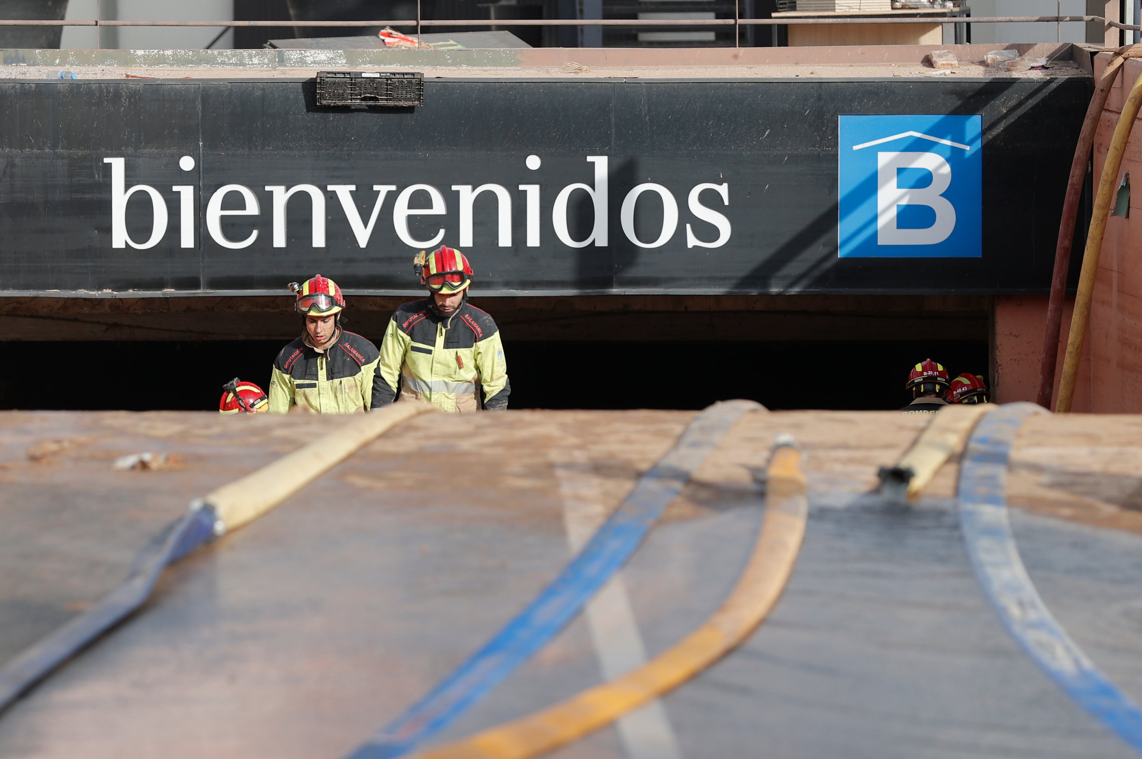 VALENCIA, 03/11/2024.- Efectivos del cuerpo de Bomberos salen del parking subterráneo del Centro Comercial Bonaire de donde se está extrayendo el agua acumulada para poder acceder a los coches aparcados, este domingo. EFE/Manuel Bruque
