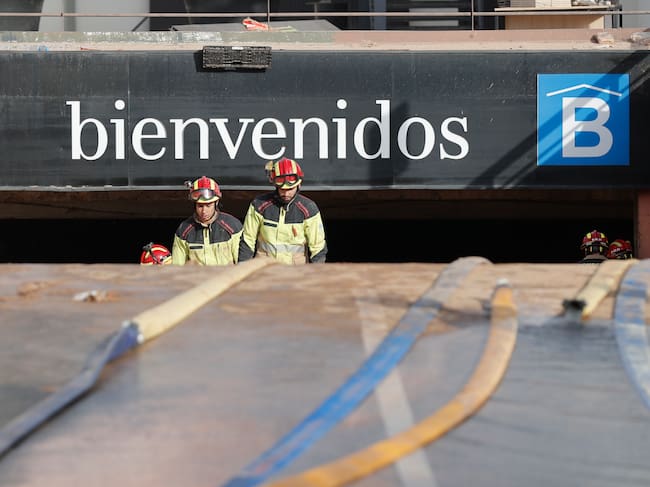 VALENCIA, 03/11/2024.- Efectivos del cuerpo de Bomberos salen del parking subterráneo del Centro Comercial Bonaire de donde se está extrayendo el agua acumulada para poder acceder a los coches aparcados, este domingo. EFE/Manuel Bruque