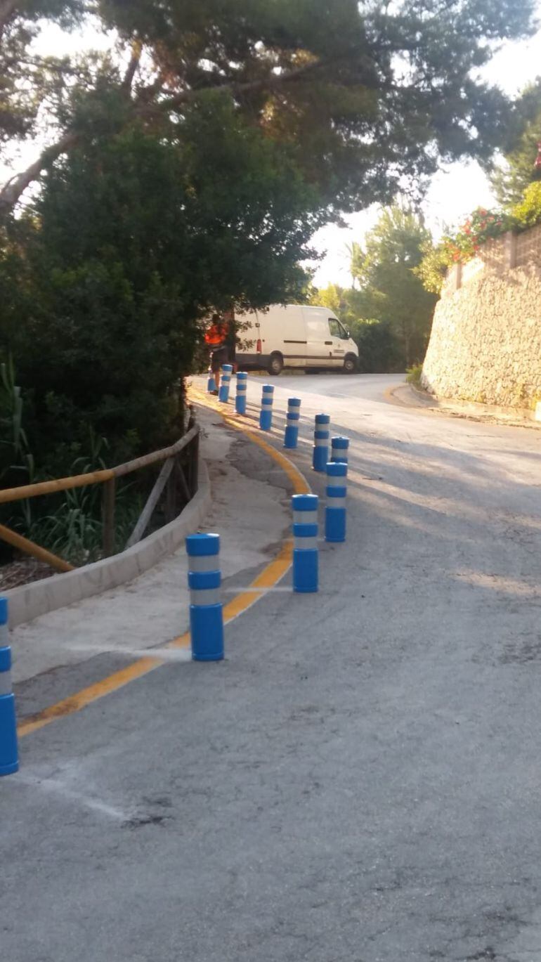 Bolardos colocados en el vial de bajada a la Cala de la Barraca.