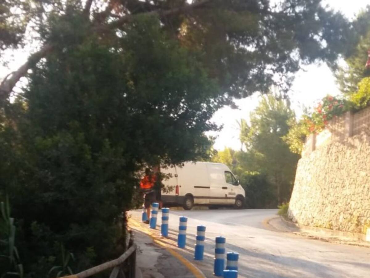 Xàbia coloca bolardos para prohibir aparcar en la Cala de la Barraca