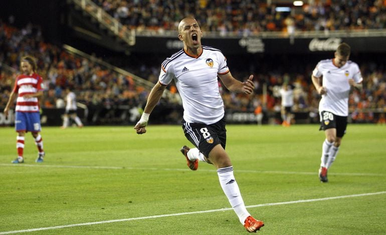 Feghouli celebra su gol, el tercero del Valencia en el choque ante el Granada.