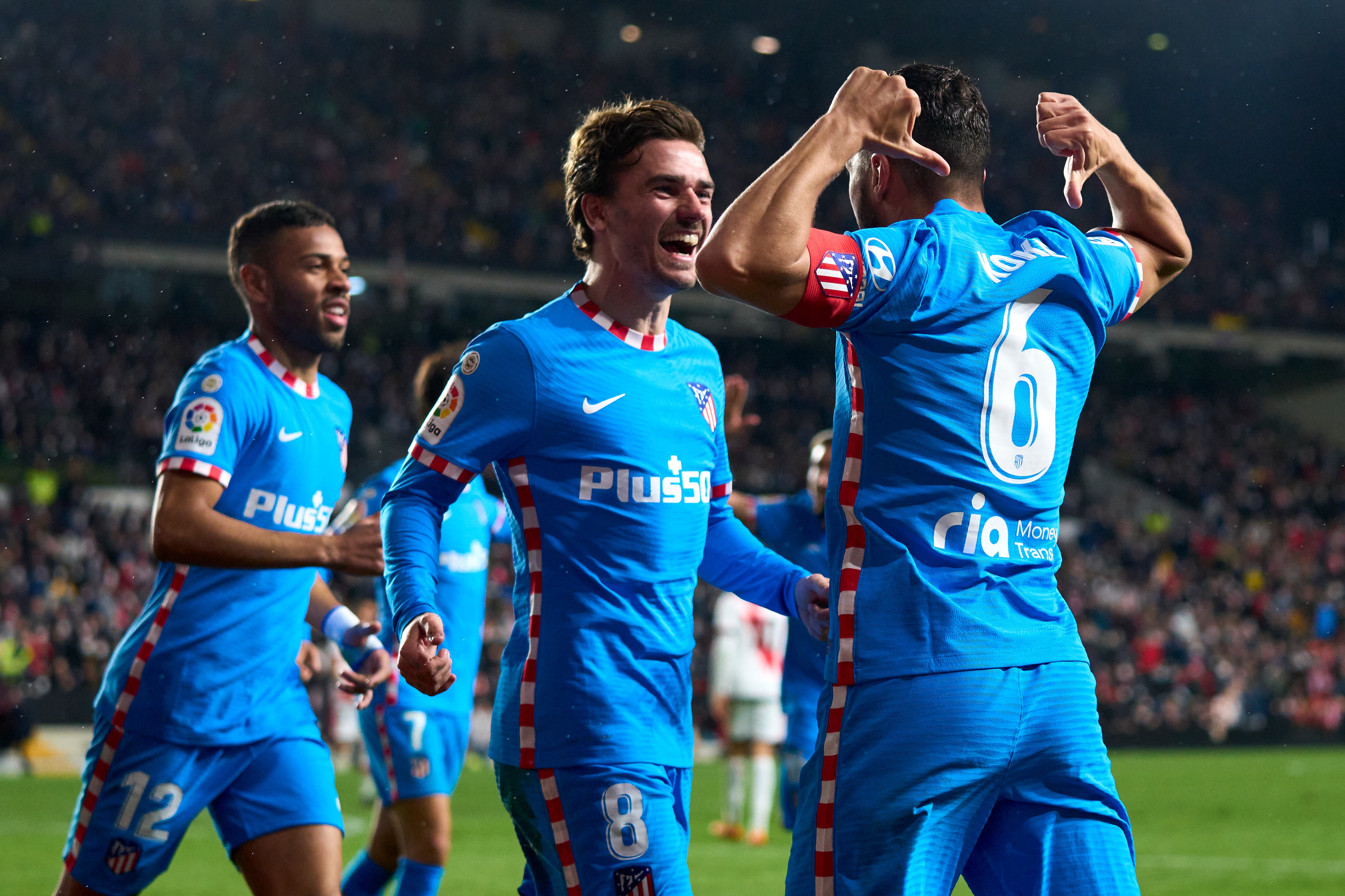 Koke y Griezmann celebran el gol durante el Rayo Vallecano - Atlético de Madrid