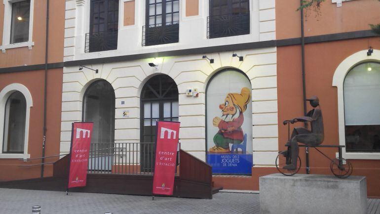 Fachada del Centre d&#039;Art l&#039;Estació, que acoge el Museu dels Joguets de Dénia.