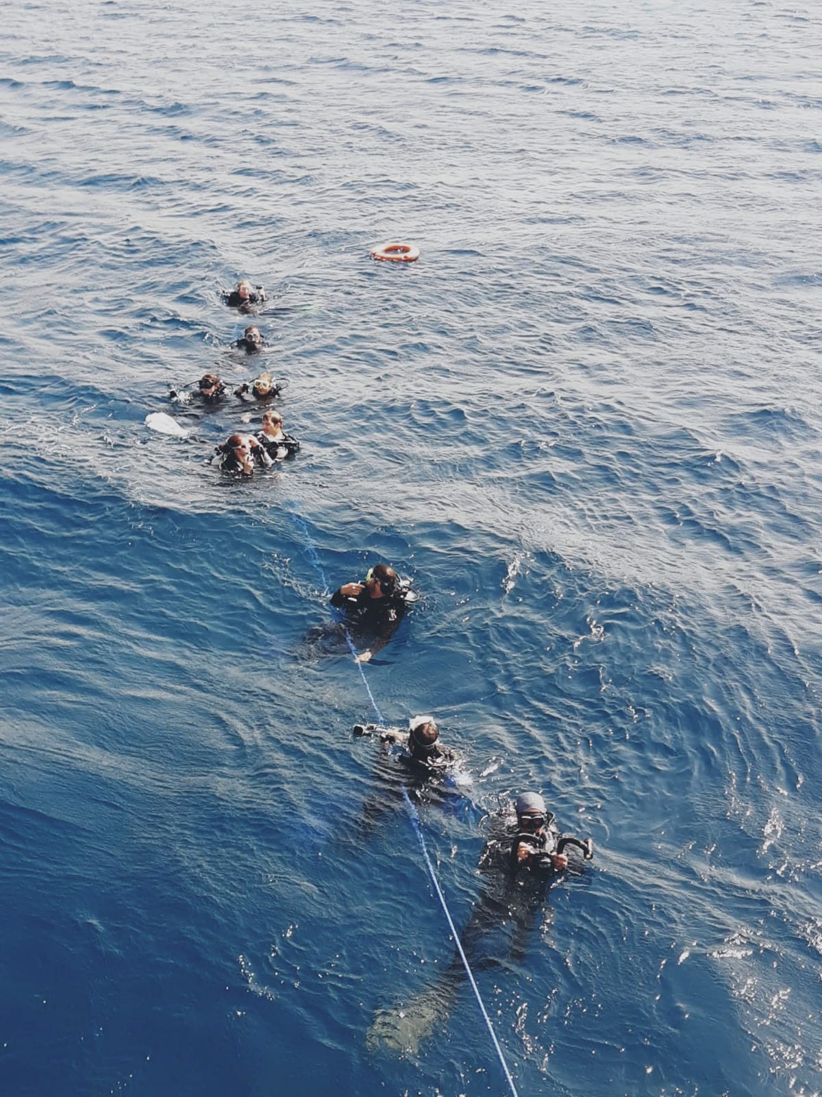 El equipo del Reto Pelayo Vida antes de sumergirse en aguas del Mar Rojo (Héctor González).