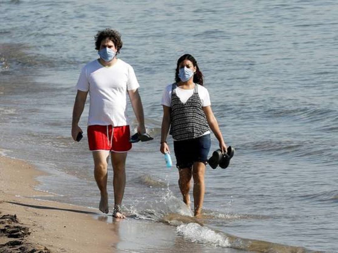 Una pareja pasea por la playa