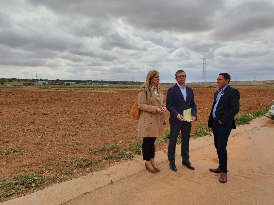 La delegada de la Junta y el Presidente de la Diputación visitan Motilla junto al alcalde.