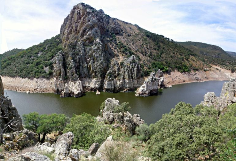 El &quot;Salto del Gitano&quot; uno de los lugares elegidos por los turistas para escuchar la berrea en el Parque Nacional de Monfragüe