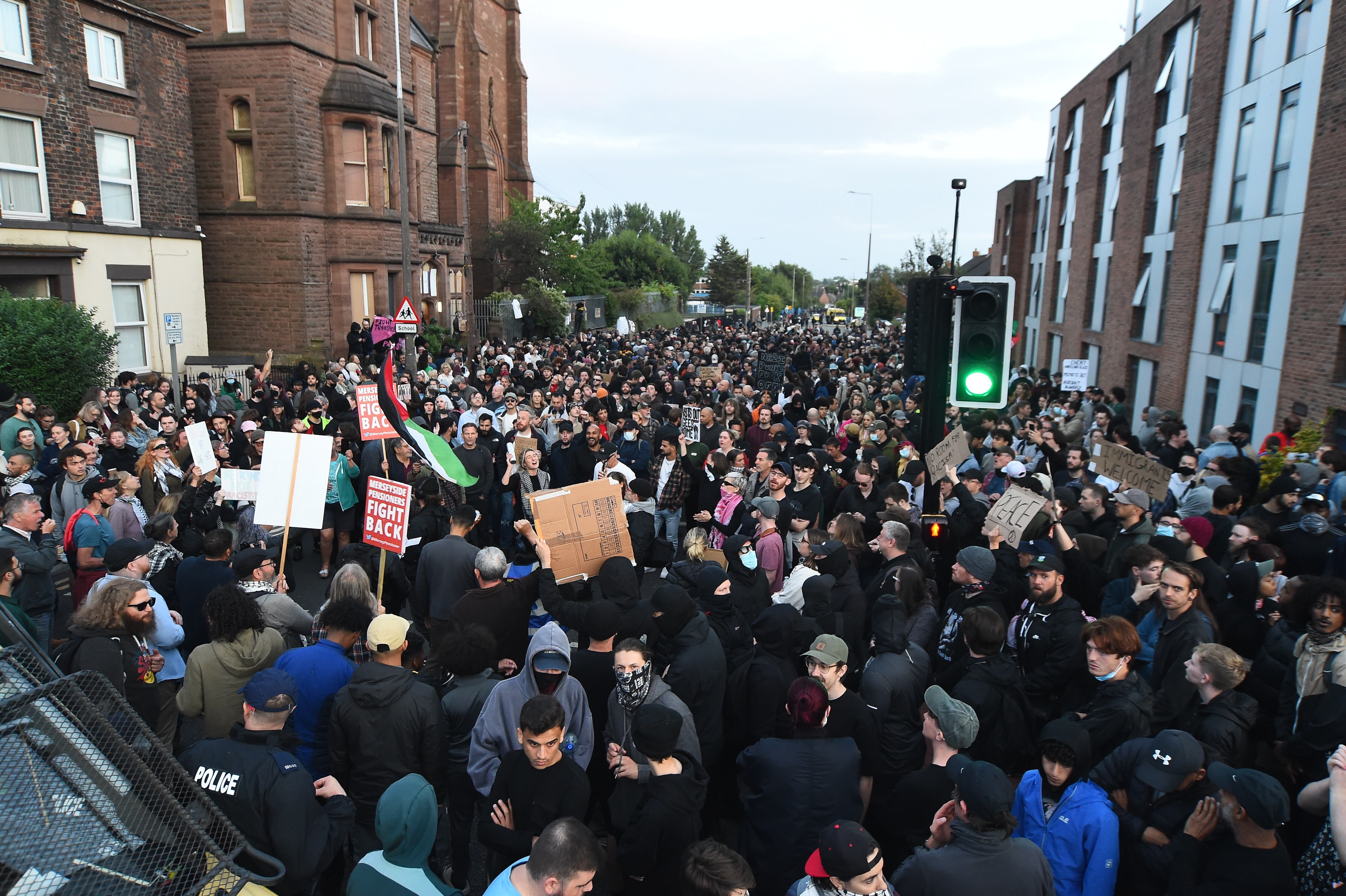 Manifestación contra la extrema derecha ante el Centro de Refugiados Merseyside (Liverpool), este miércoles.