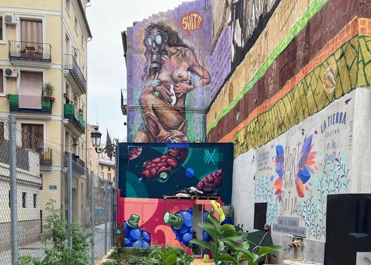 Amics de Velluters denuncia la &quot;agresión&quot; al mural del Palau de Balmes de València por nuevos dueños.