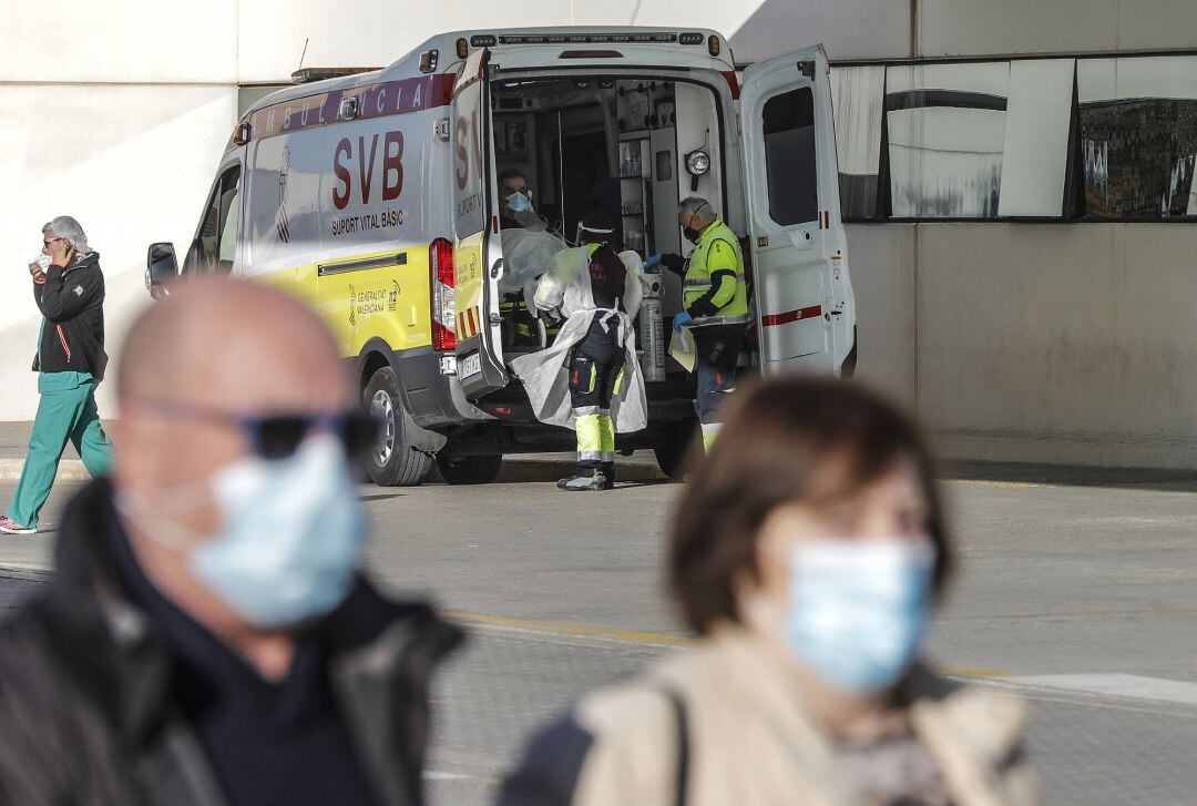 Una ambulancia en el acceso de urgencias del Hospital de La Fe, en Valencia, Comunidad Valenciana (España), a 18 de enero de 2021.