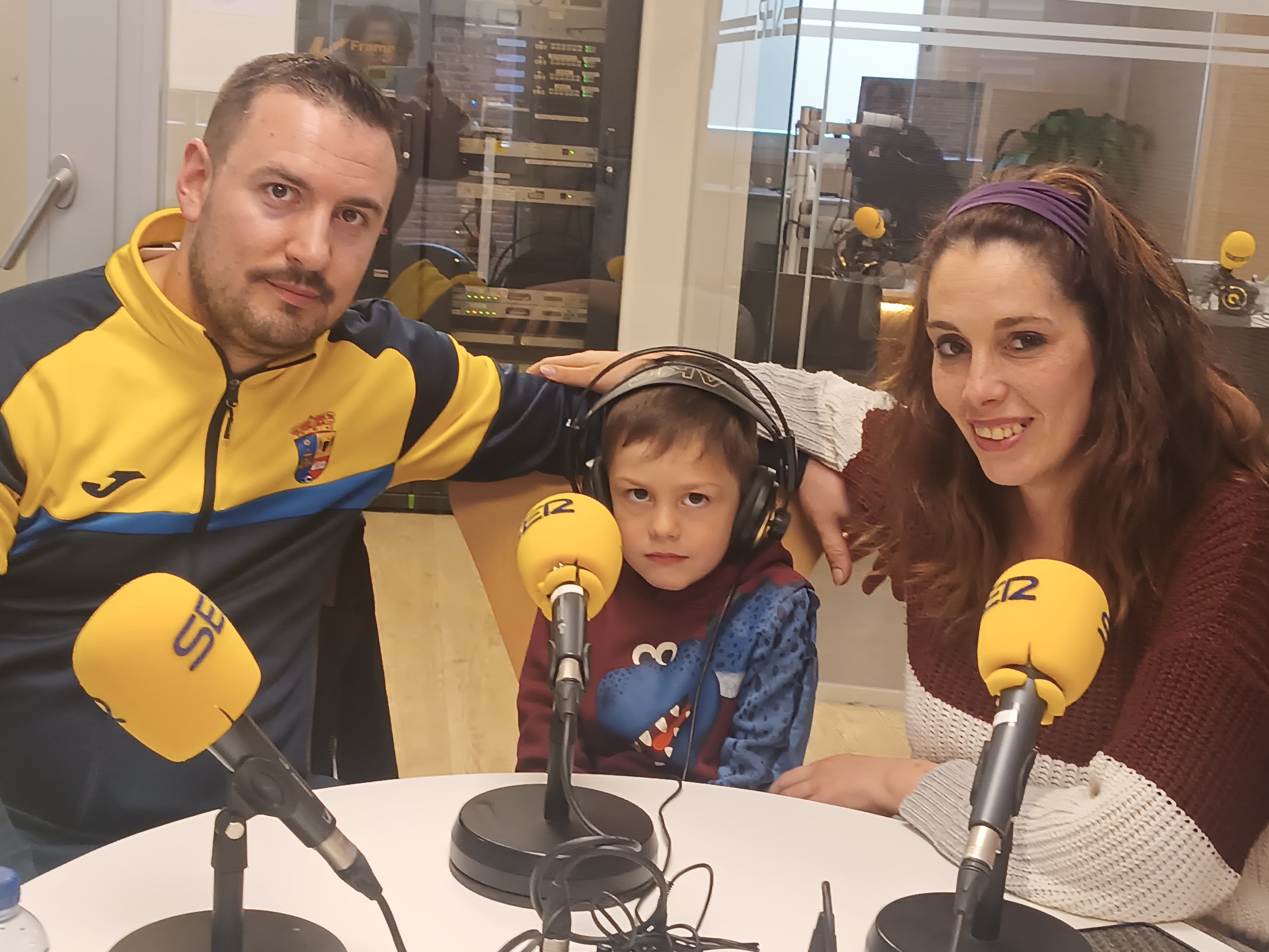 Hugo Saeta Castrillo, niño Ángel de la Semana Santa de Aranda 2025, entre sus padres, Iván y Verónica