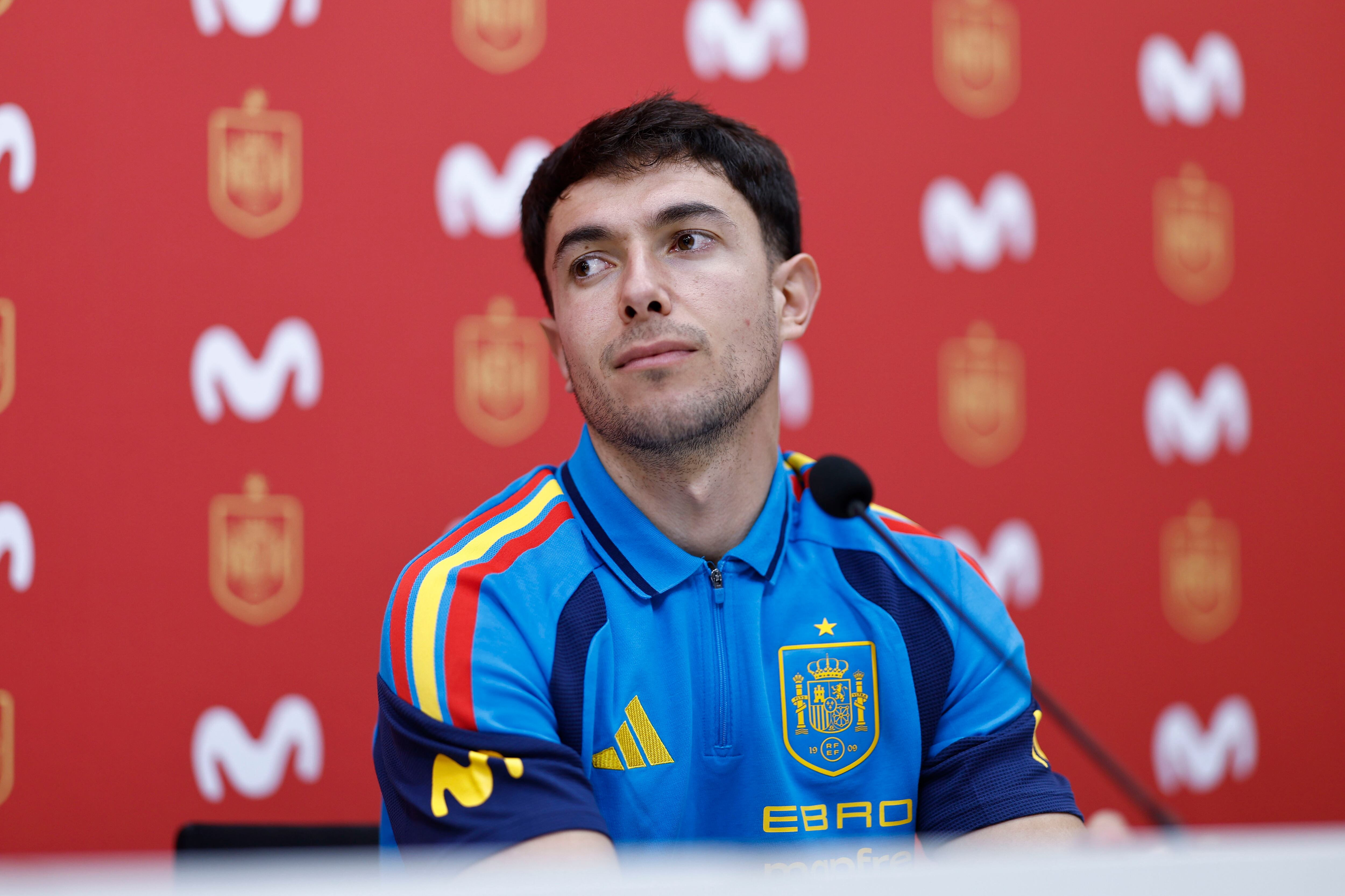 Martín Zubimendi comparece en el acto de la RFEF con Movistar