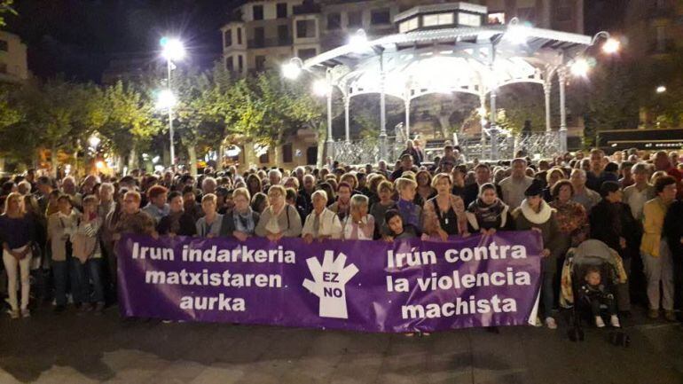 Cientos de personas se concentran en Irun para condenar un caso de violencia machista. Imagen de archivo