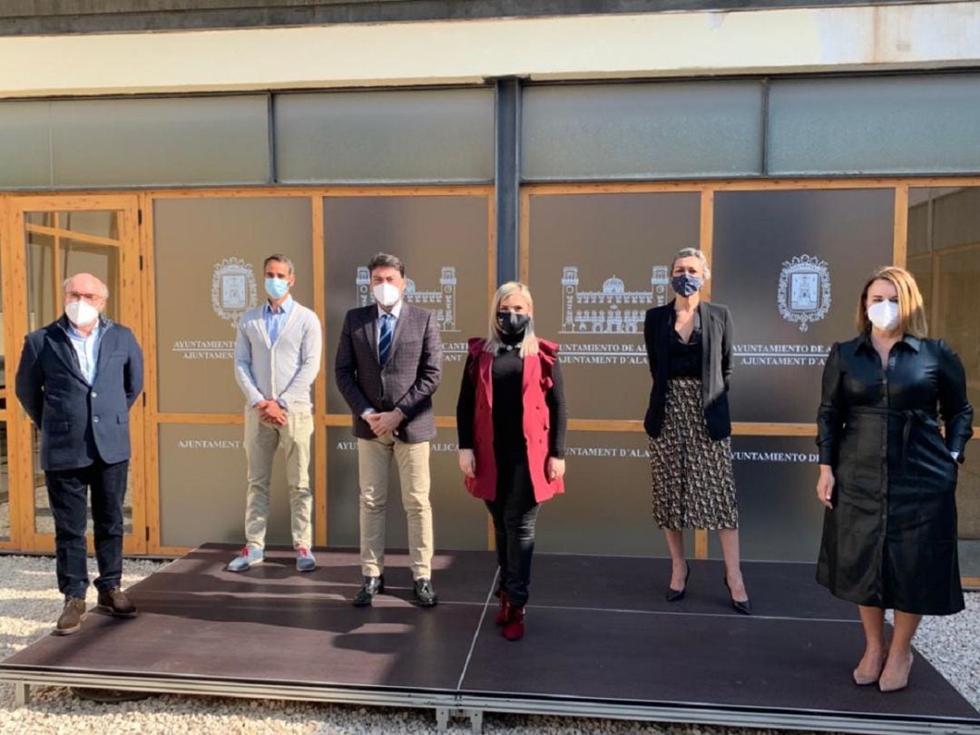 El alcalde Barcala y la edil Sánchez junto con representantes del sector tras la presentación de las ayudas