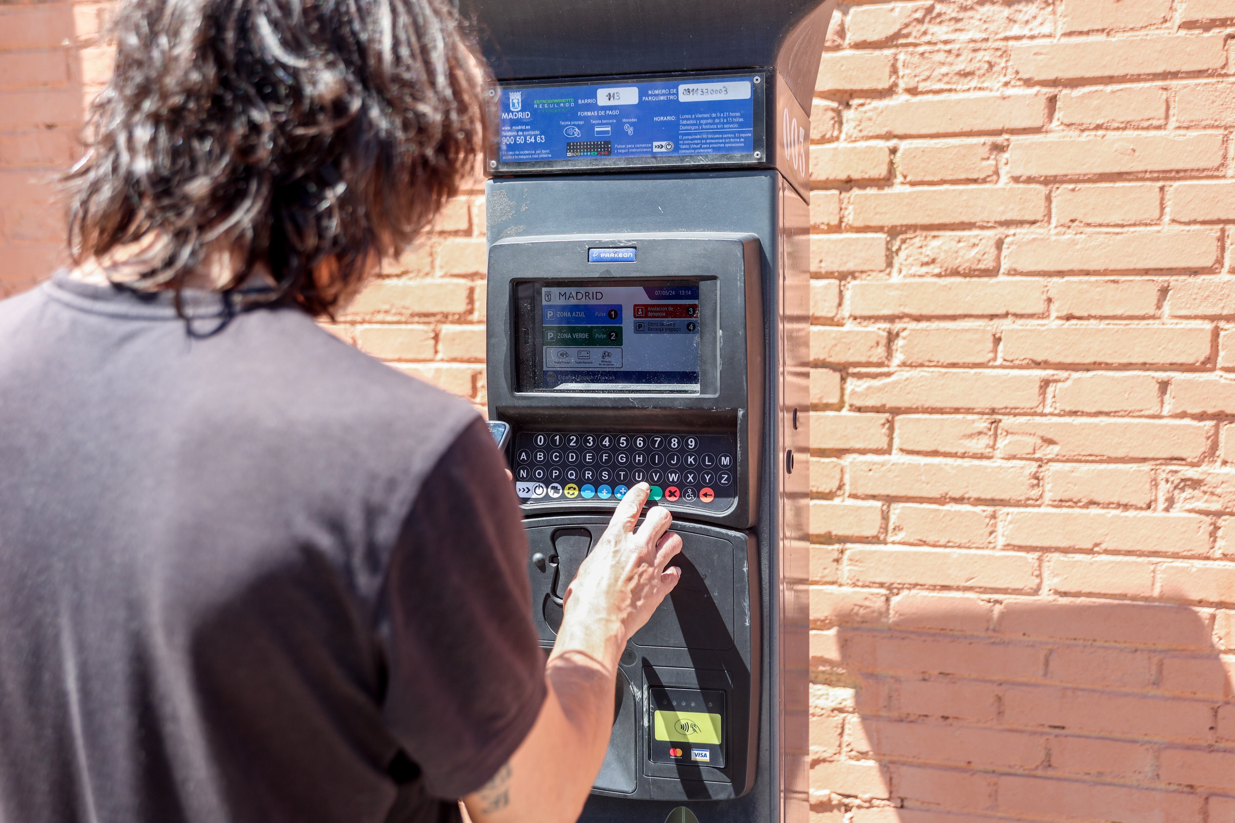 Una persona usa un parquímetro el 7 de mayo de 2024 en Madrid, España. Ricardo Rubio/Europa Press.