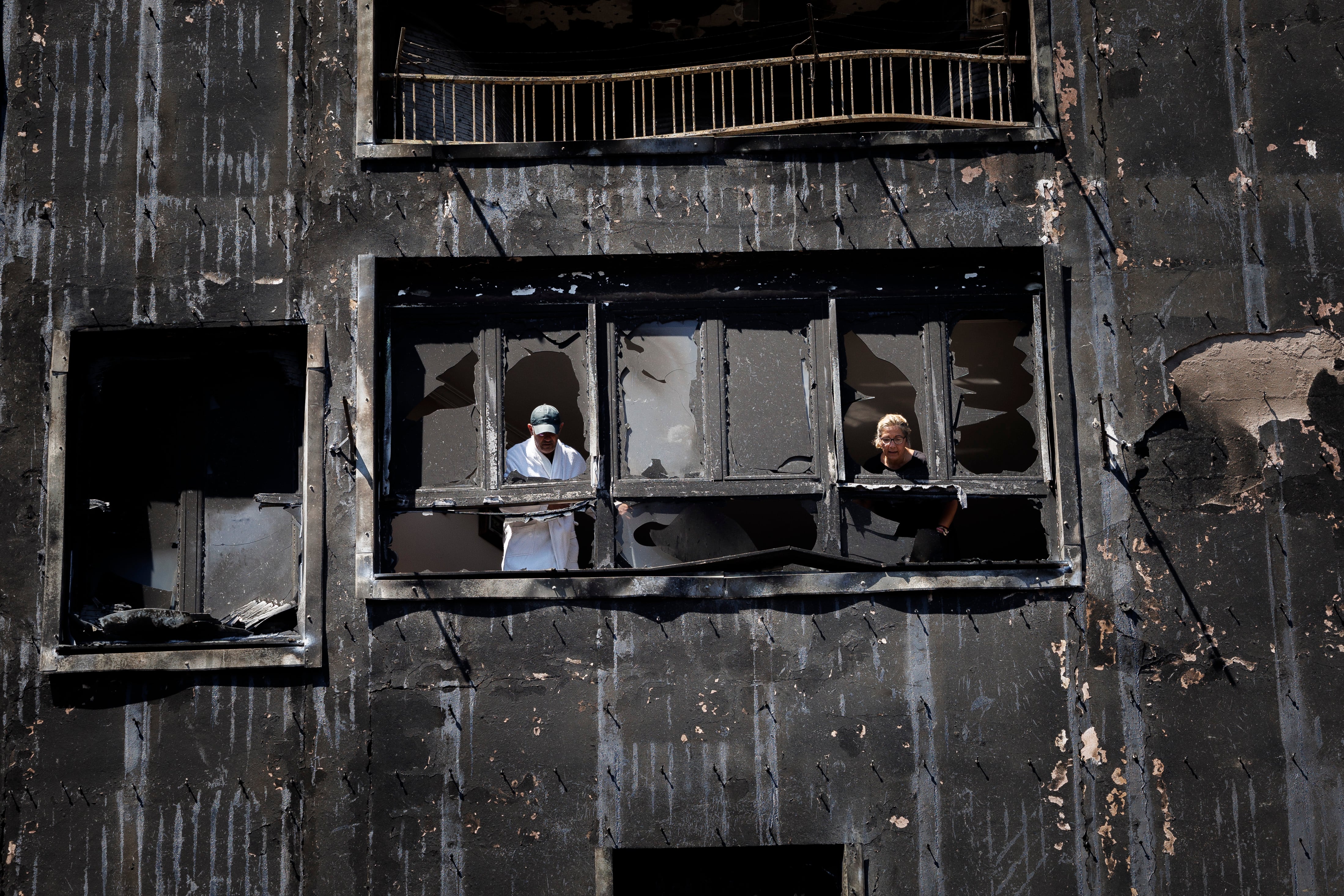 BEJÍS (CASTELLÓN), 20/08/2022.- Unos vecinos del pueblo de Bejís  comprueban los desperfectos ocasionados en su vivienda a su regreso al pueblo tras ser evacuado por el incendio forestal. EFE/ Biel Aliño