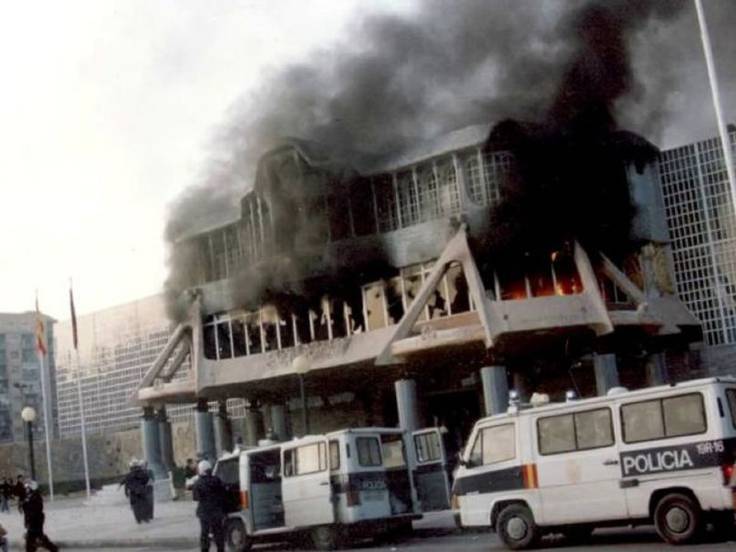 Imagen del incendio producido en el interior de la Asamblea Regional, tras el lanzamiento de un cóctel molotov por parte de los manifestantes. 3 de febrero de 1992