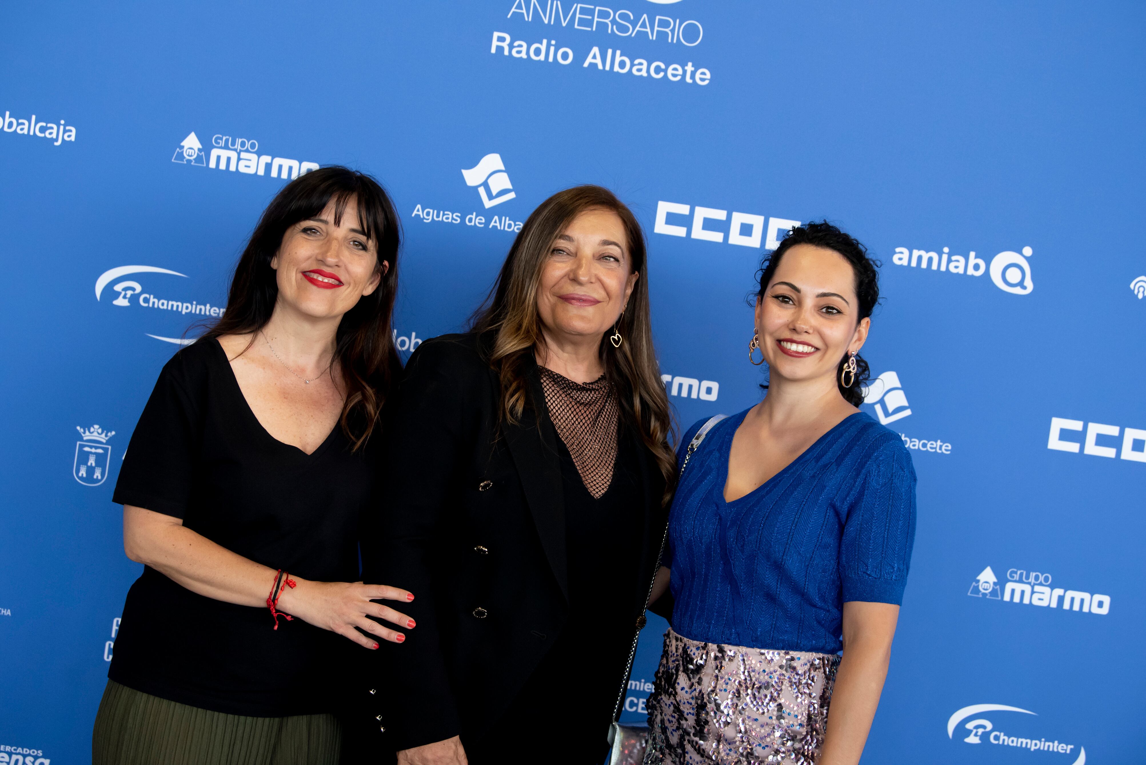 La presidenta de la Asociación de Periodistas de Albacete (APAB), Loli Ríos, la directora de Radio Albacete, Justina Gómez, y la periodista de Radio Albacete, Cristina Castellanos.