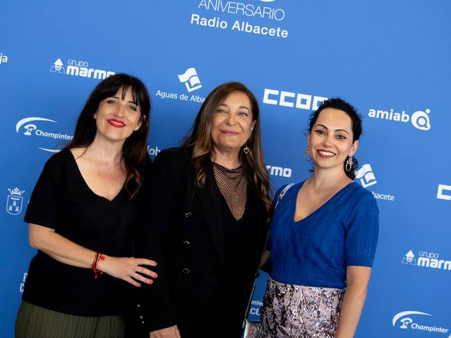 La presidenta de la Asociación de Periodistas de Albacete (APAB), Loli Ríos, la directora de Radio Albacete, Justina Gómez, y la periodista de Radio Albacete, Cristina Castellanos.