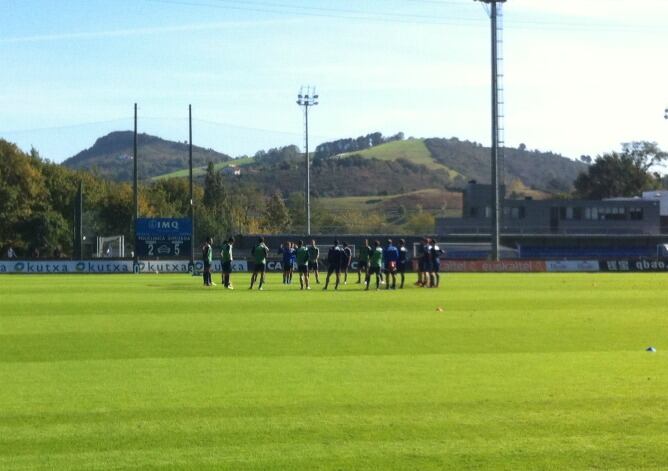 Arrasate arenga a sus jugadores en el centro de campo de Zubieta.