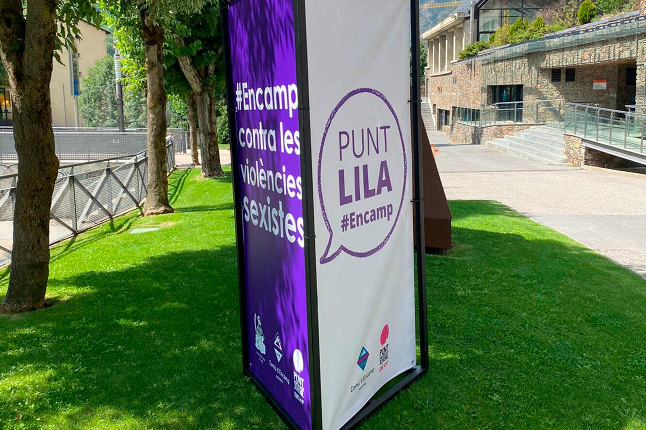 Un punt lila a Encamp en una de les festes populars de la població.