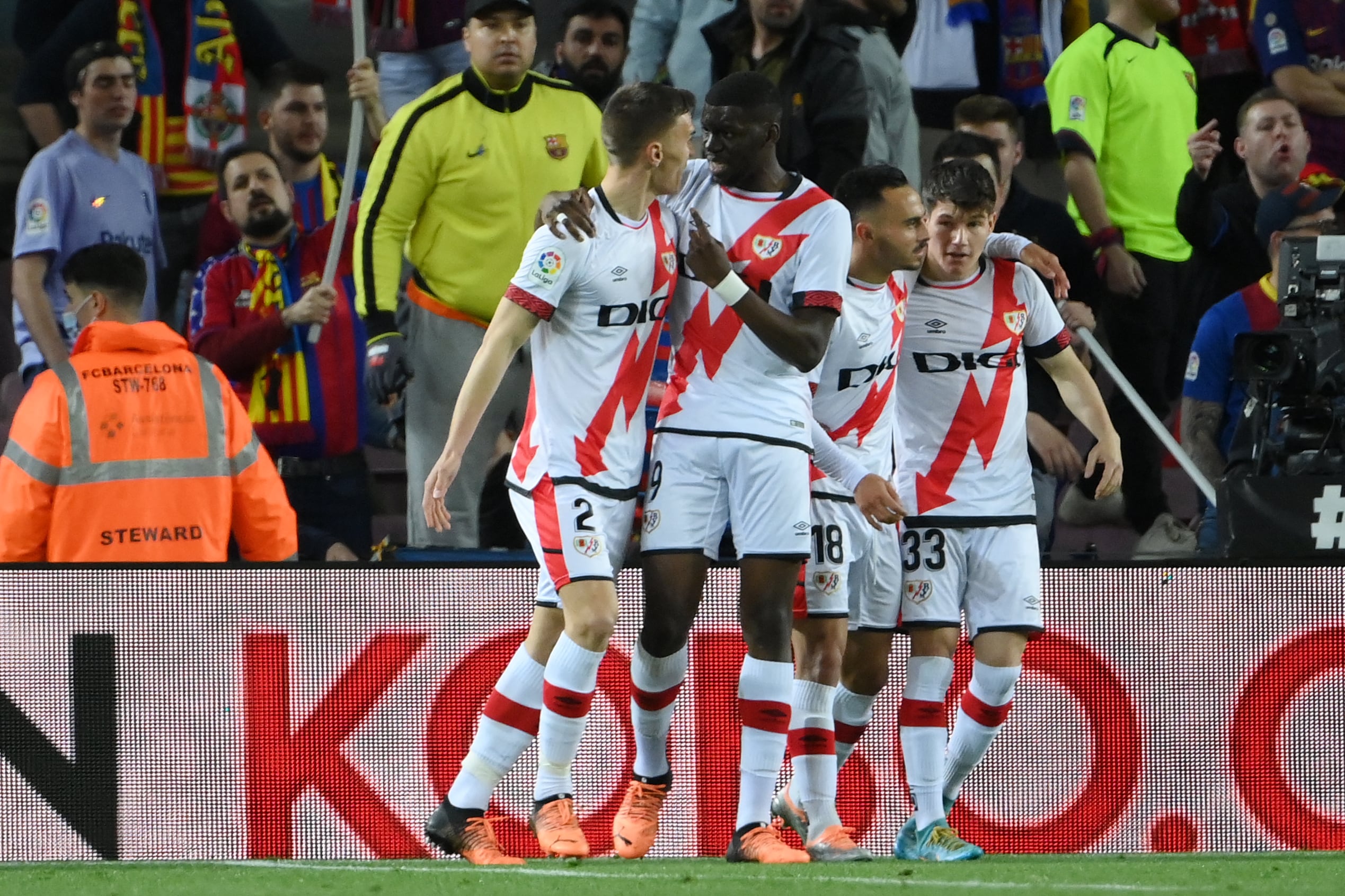 Los futbolistas del Rayo Vallecano celebrando el gol de Álvaro García