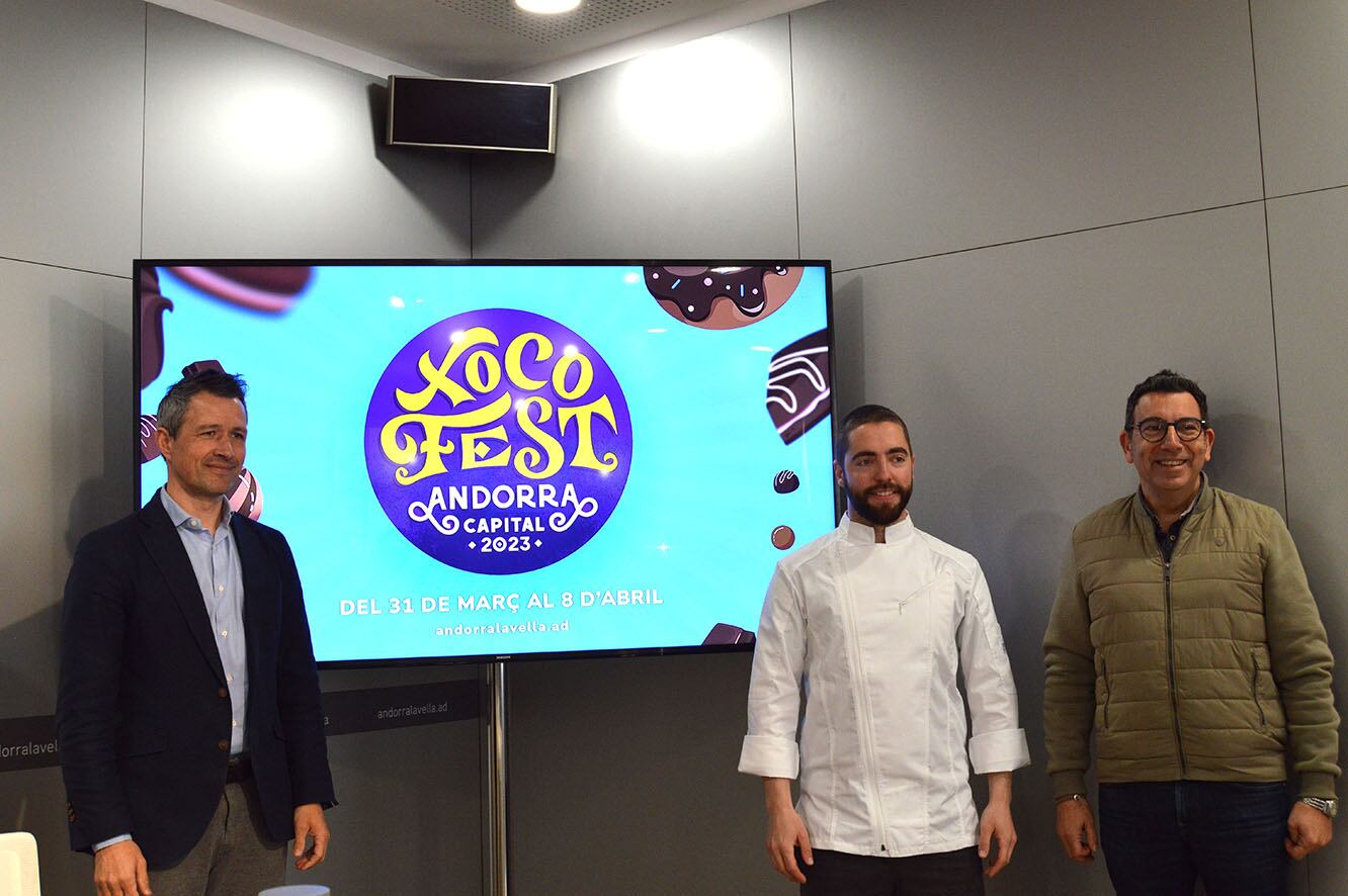 Els cònsols d&#039;Andorra la Vella, David Astrié i Miquel Canturri, i el xef Adrián Ramírez, durant la presentació de la Xoco Fest.
