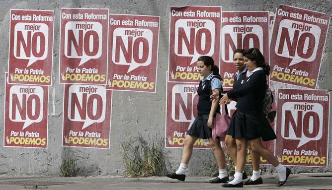 Jóvenes venezolanas frente a carteles por el &#039;NO&#039; a la reforma constitucional