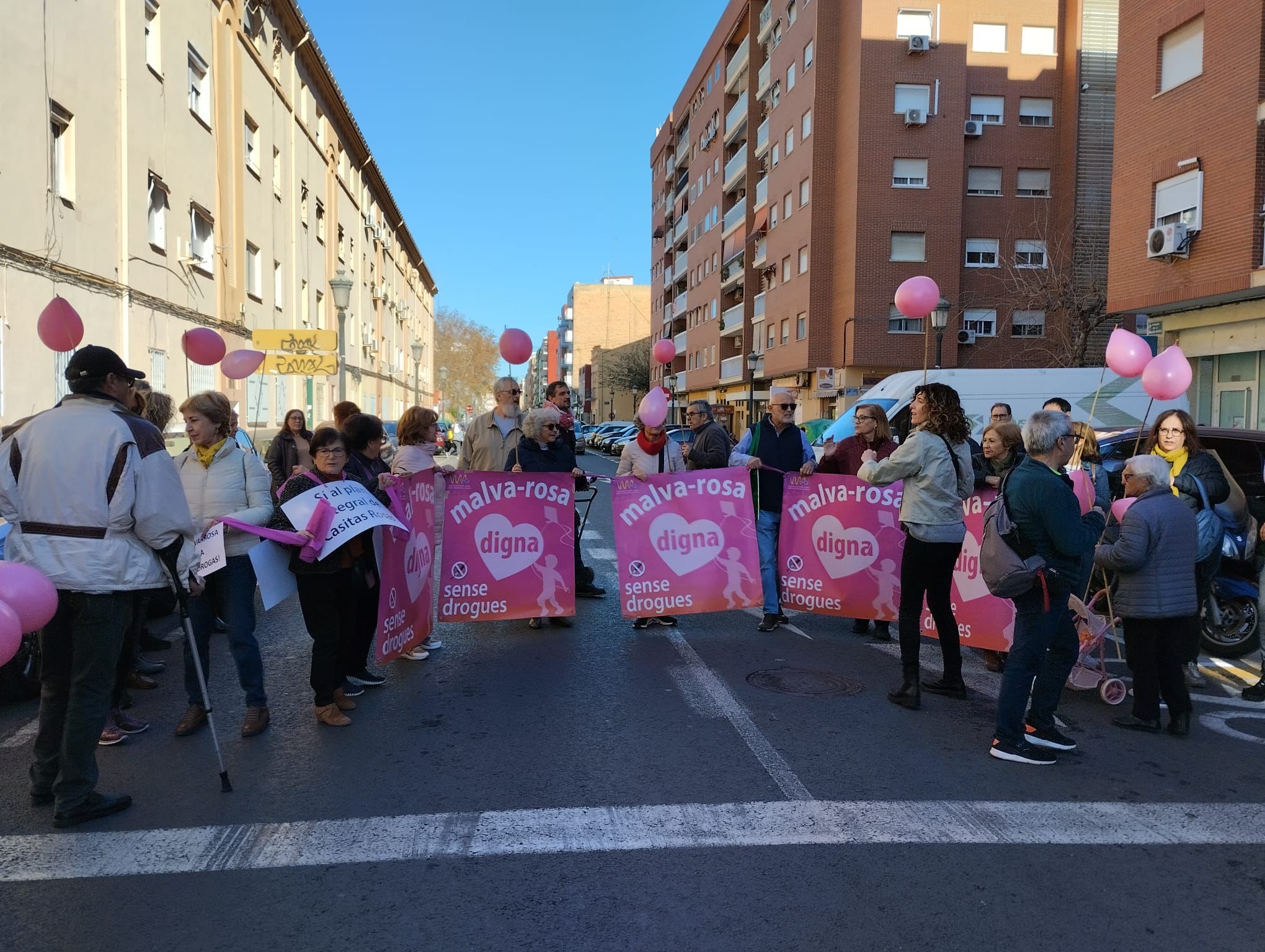 Una cadena humana en la Malvarrosa para reclamar al Ayuntamiento de València &quot;un barrio habitable y sin droga&quot;