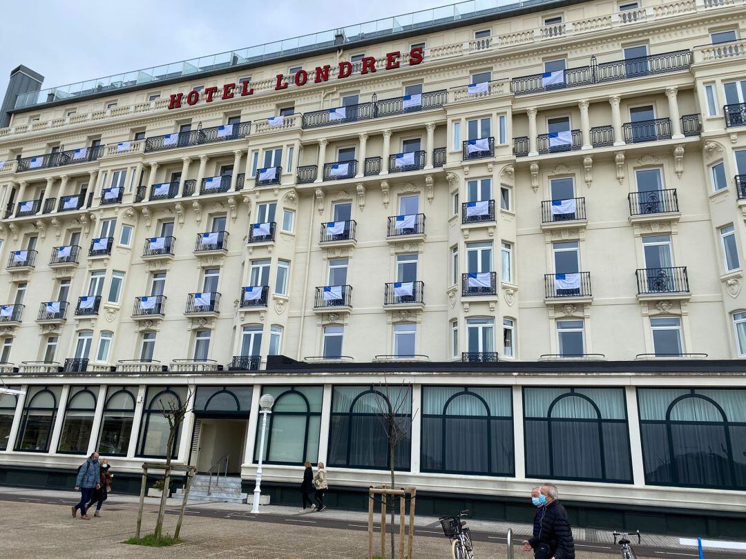 Vista del Hotel Londres este martes engalanado con banderas de San Sebastián con motivo de la celebración este miércoles del día grande de la ciudad. 