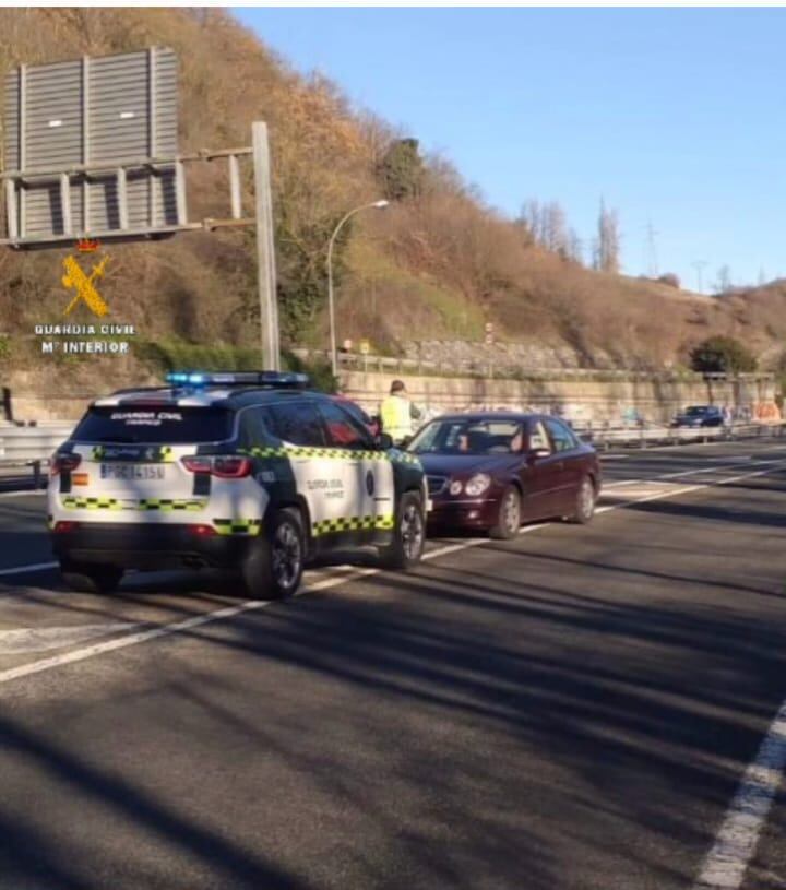 Imagen del momento de la interceptación del coche facilitada por la Guardia Civil.