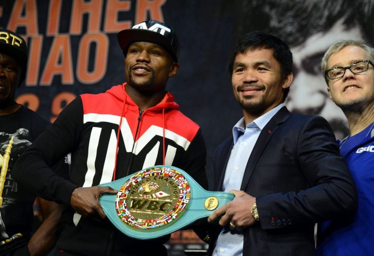 -FOTODELDIA- MAN03. LAS VEGAS (NV, EE.UU.), 29/04/2015.- El boxeador filipino Manny Pacquiao (2-d) y el estadounidense Floyd Mayweather (2-i) sostiene el cinturón esmeralda para la categoría welter del Consejo Mundial de Boxeo junto a sus entrenadores Flo