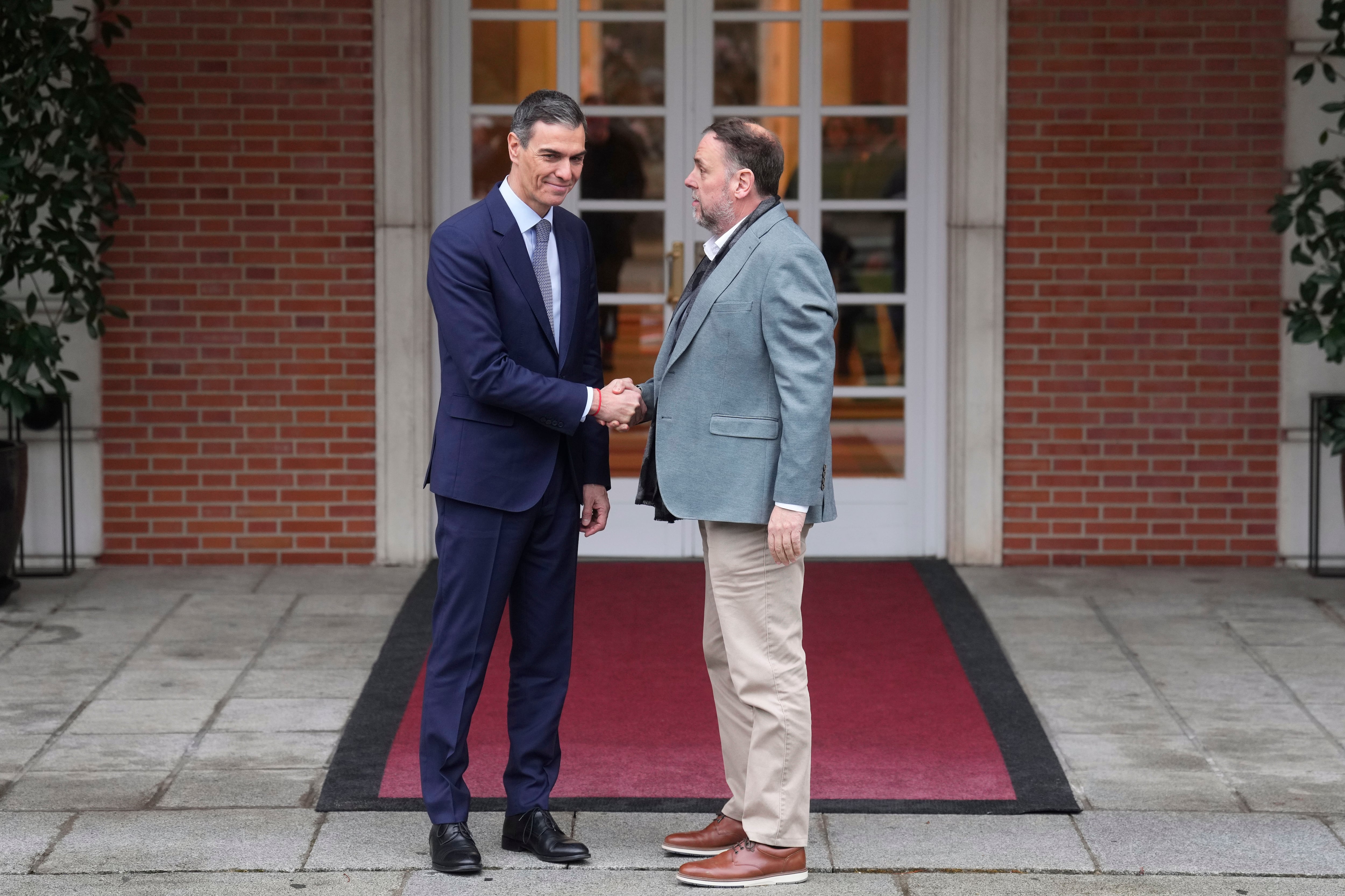 El presidente del Gobierno, Pedro Sánchez (i), saluda al líder de ERC, Oriol Junqueras, a quien ha recibido este jueves en la Moncloa.