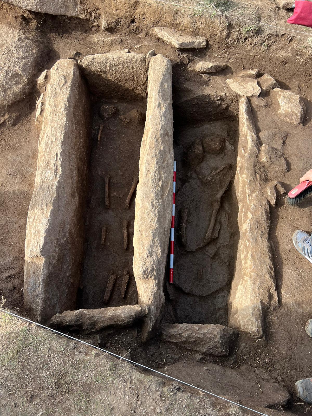 Tumbas excavadas en La Coba