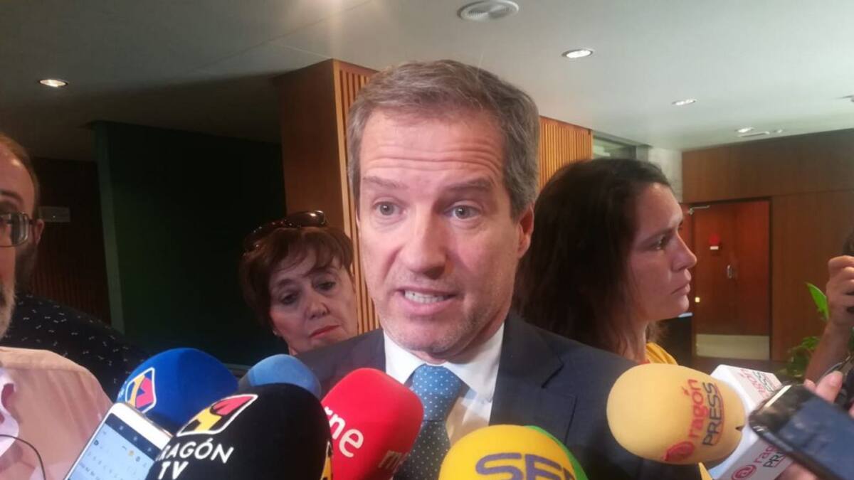 Cs pide bajar los impuestos para las empresas y el Gobierno les tacha de "vender humo"