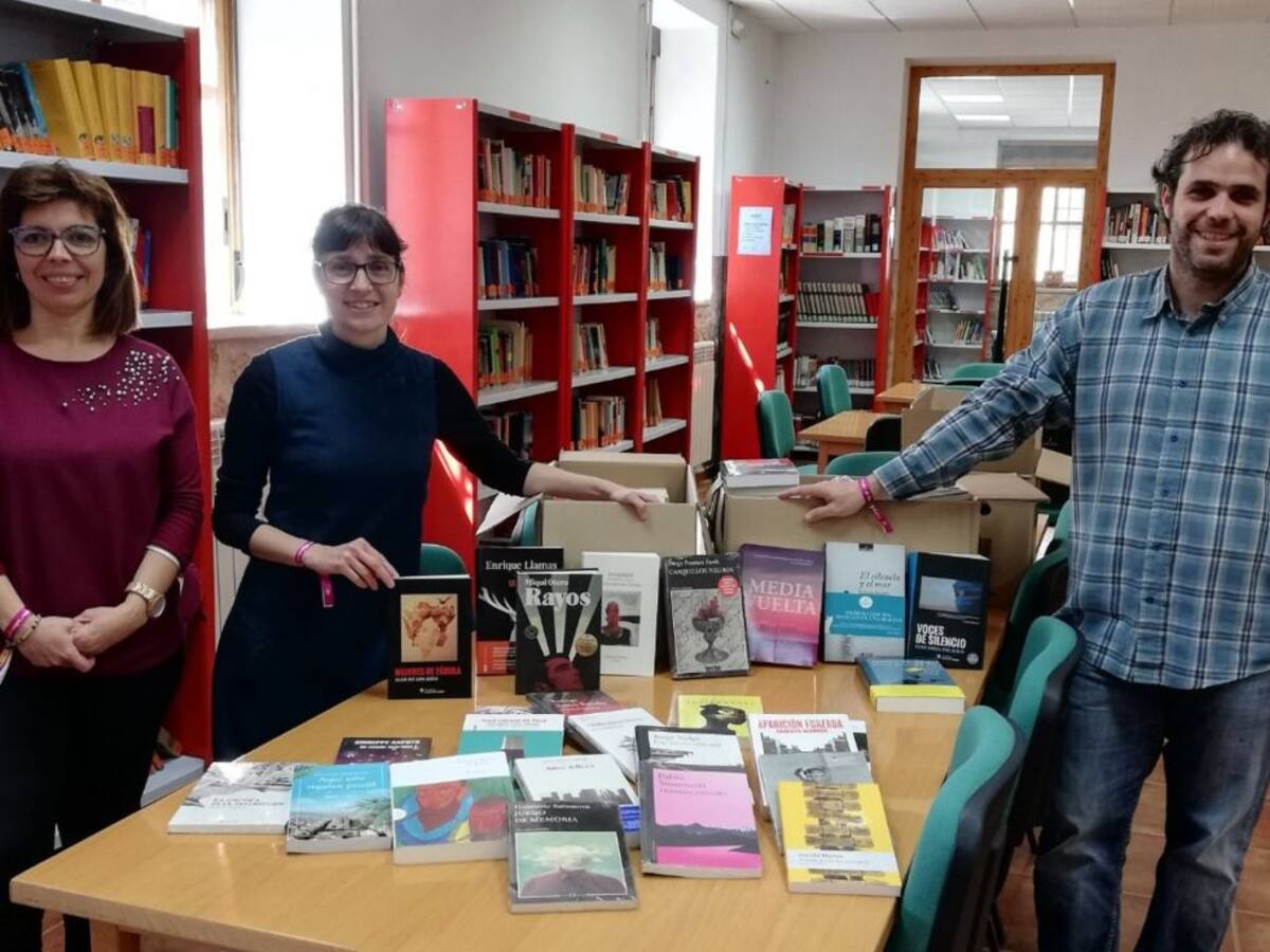 La IGP Ajo Morado de Las Pedroñerasdona un millar de libros a bibliotecas de La Mancha