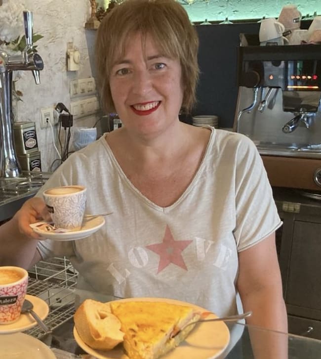 Cristina, del 'Baisi' ofreciendo un café desde el interior de la barra
