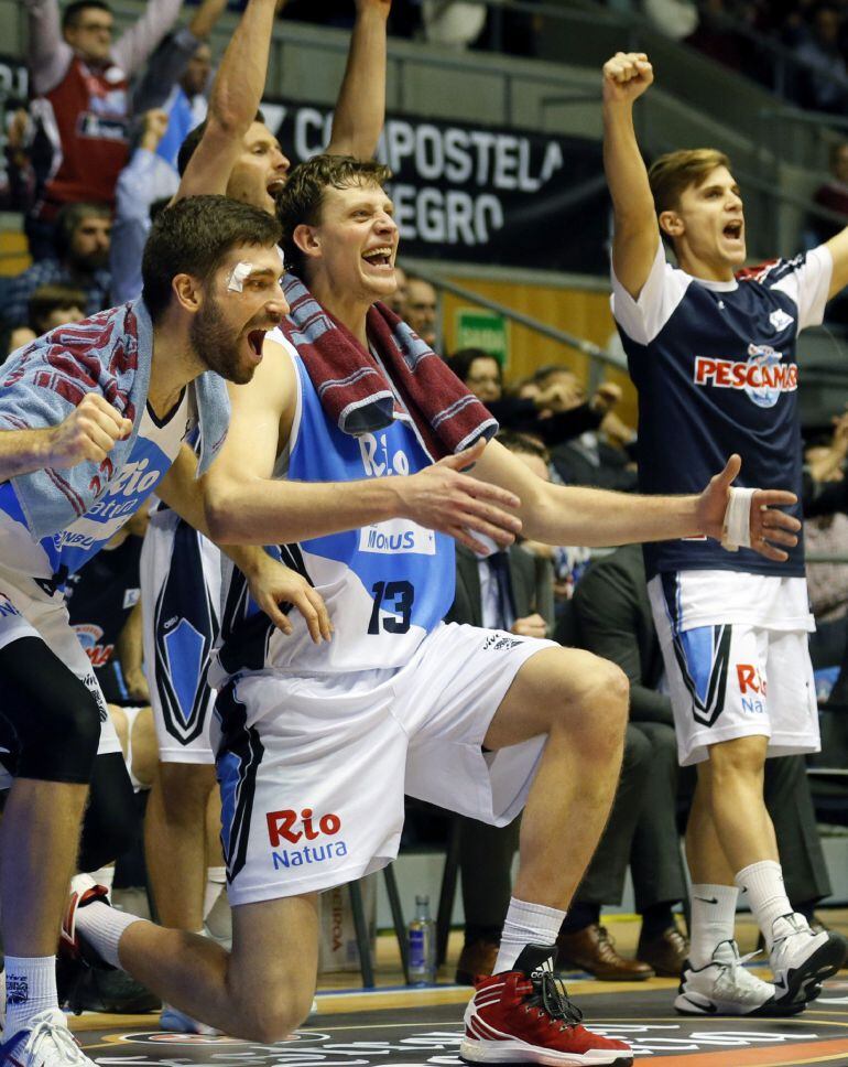  Los jugadores del Obradoiro, Matulionis, Pustovyi y Cárdenas celebran la victoria de su equipo frente al Joventut