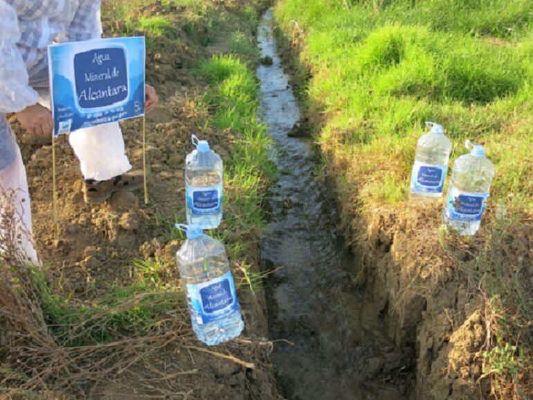 Fuga de agua potable denunciada por Agaden