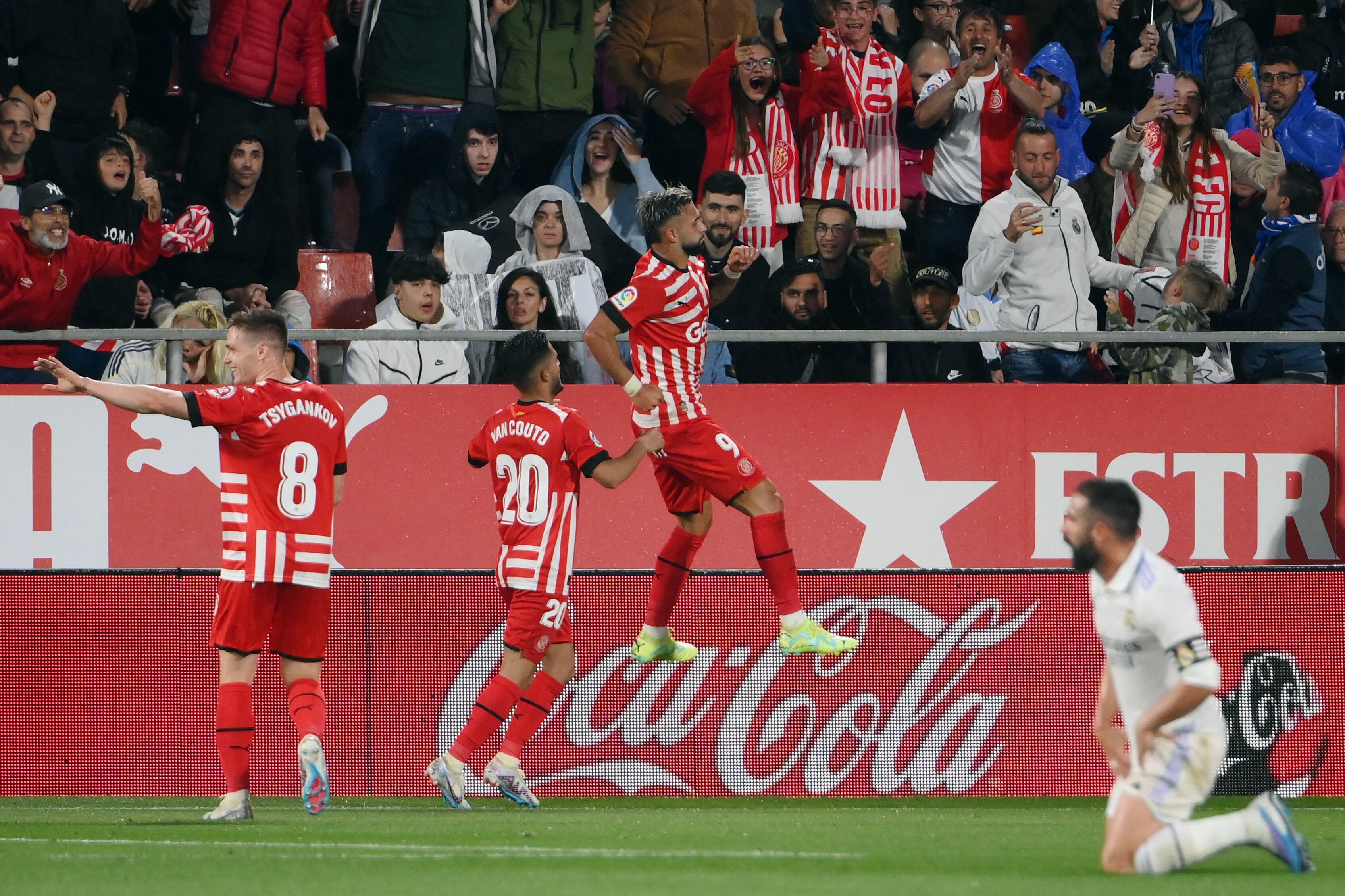 Taty Castellanos celebra uno de sus goles ante un decepcionado Carvajal.