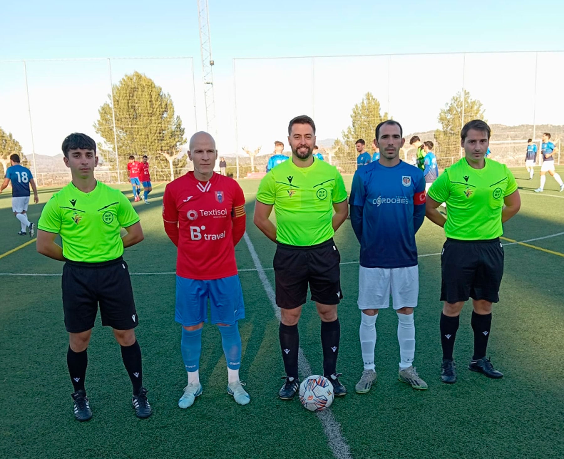 Octavio Cerdá, en el centro de la imagen como capitán del CD Contestano antes del inicio del partido frente a L&#039;Alcúdia