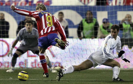 Torres dispara a puerta durante un derbi en su anterior época en el Atlético