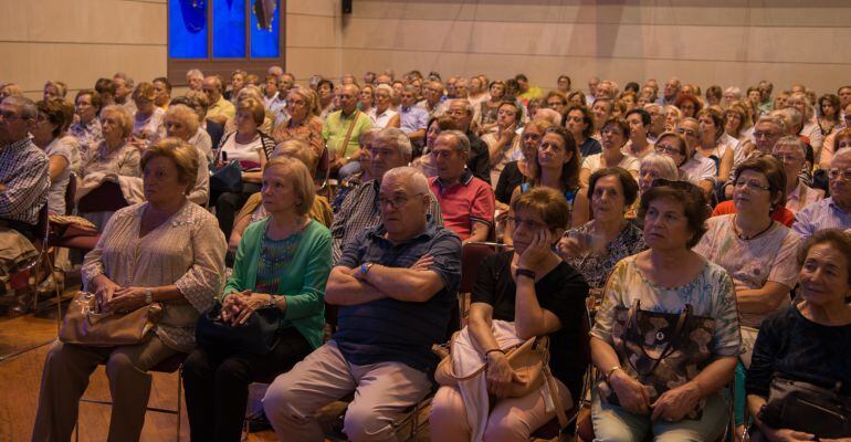 Alumnes de l'Aula d'Extensió Universitària de Lleida en l'acte d'inauguració del curs.
