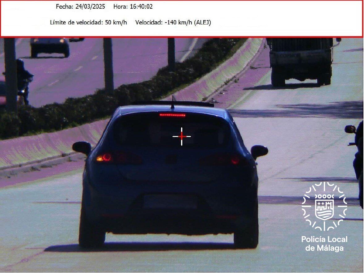Momento del vehículo cazado en Málaga