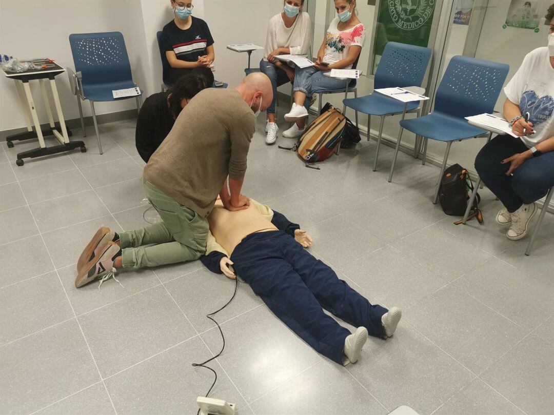 Profesionales durante las tareas.