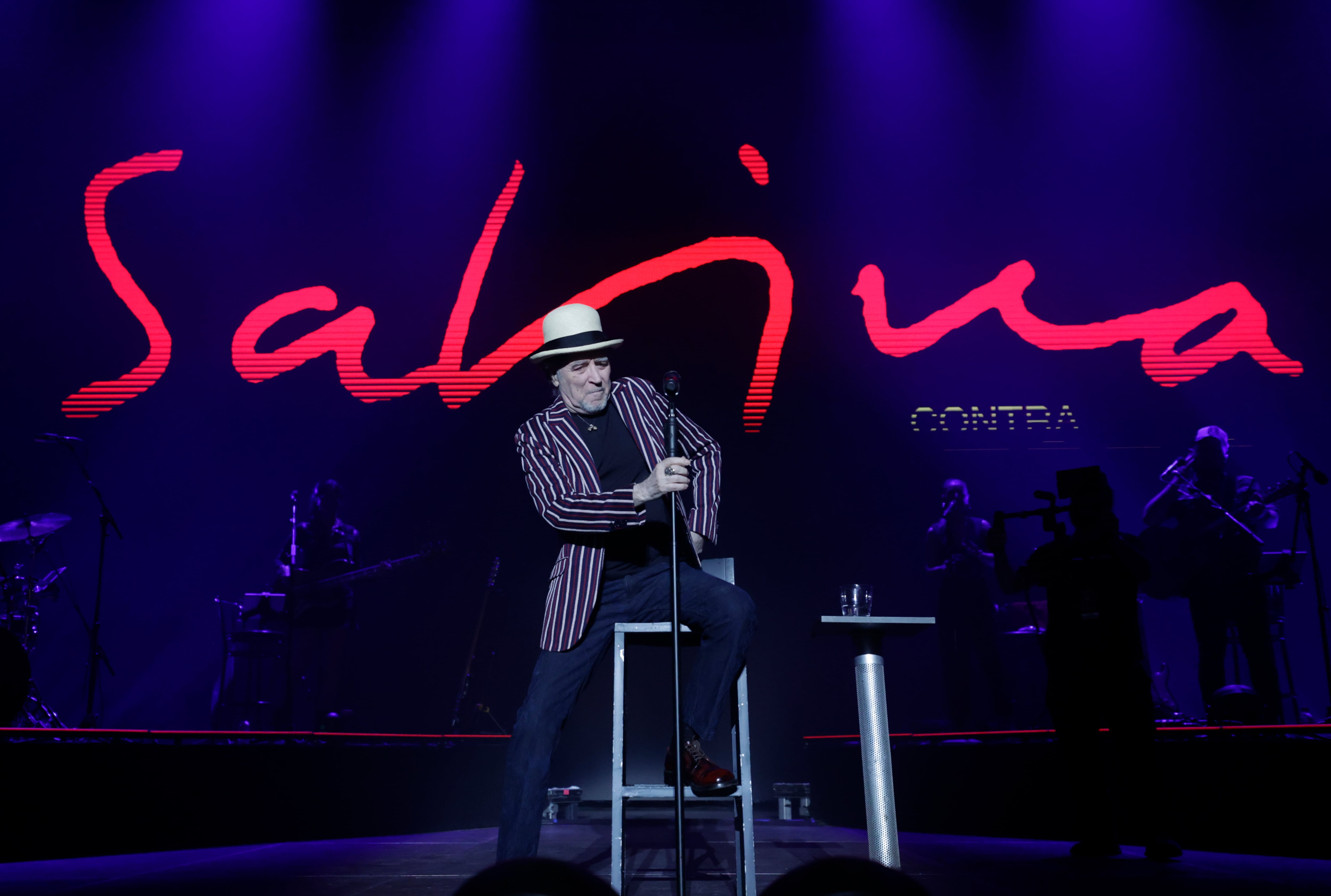 El músico y cantante Joaquín Sabina durante el concierto que ha ofrecido en A Coruña, dentro de la gira &quot;Contra todo pronóstico&quot;.