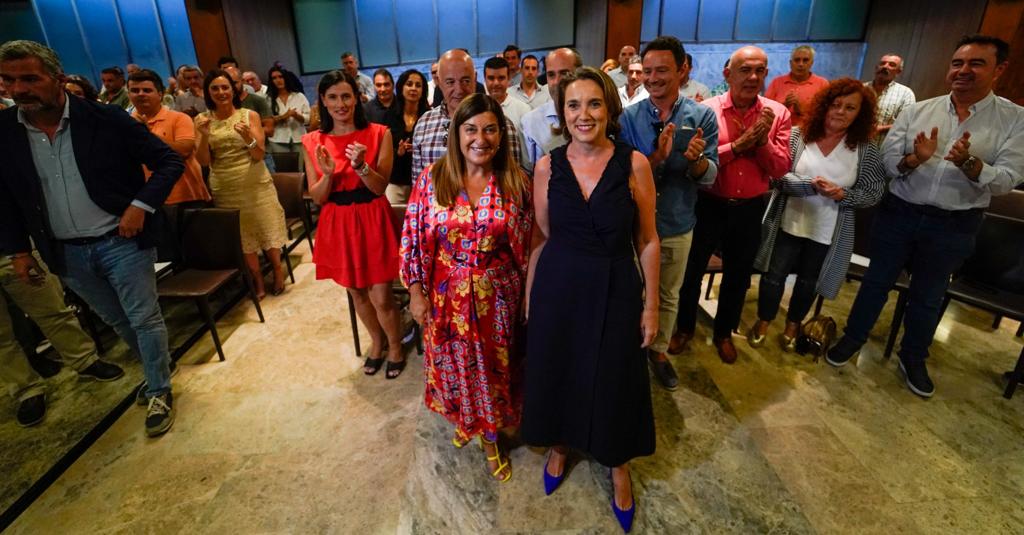 María José Sáenz de Buruaga y Cuca Gamarra, al inicio de la Junta Directiva Regional del Partido Popular.