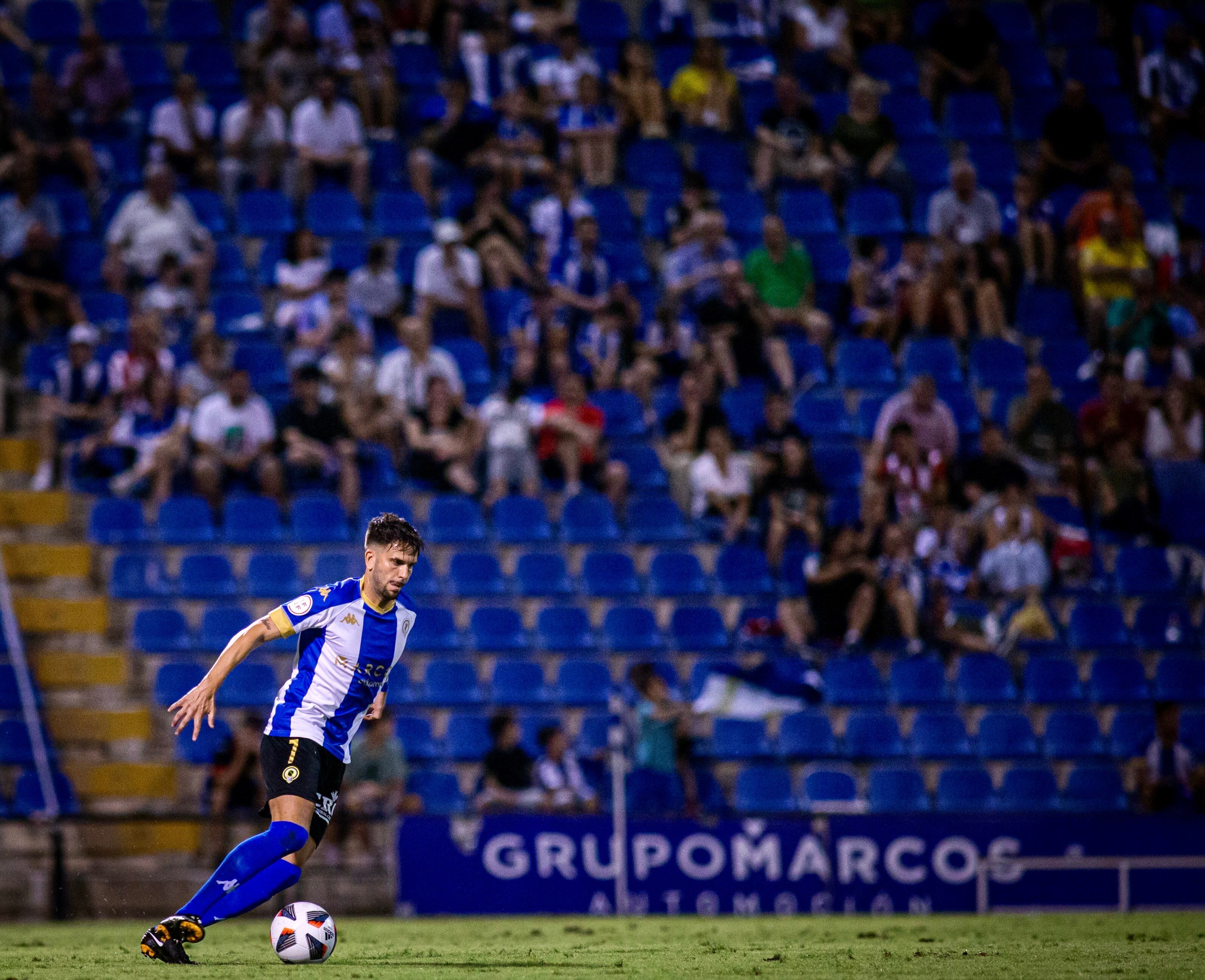 Raúl Ruiz controla un balón en el Rico Pérez. Foto: Hércules CF