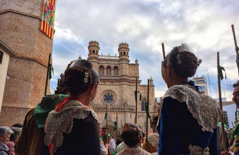 Los vecinos de Castellón han madrugado para participar en la romeria de les canyes